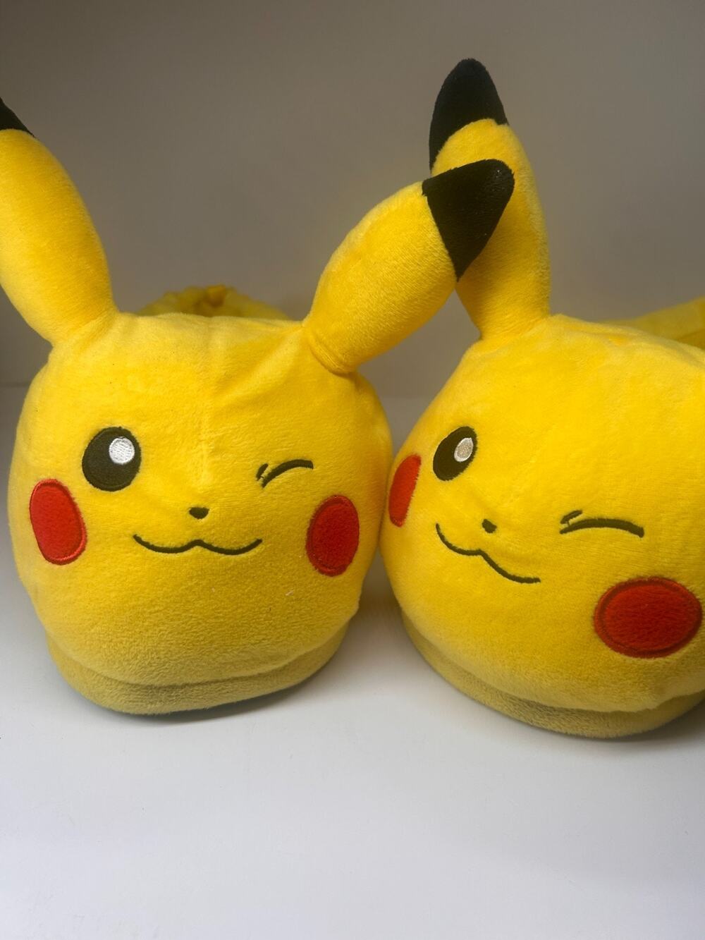 Pokémon Ground Up Pikachu Unisex Slippers Sz 4/5 Adult